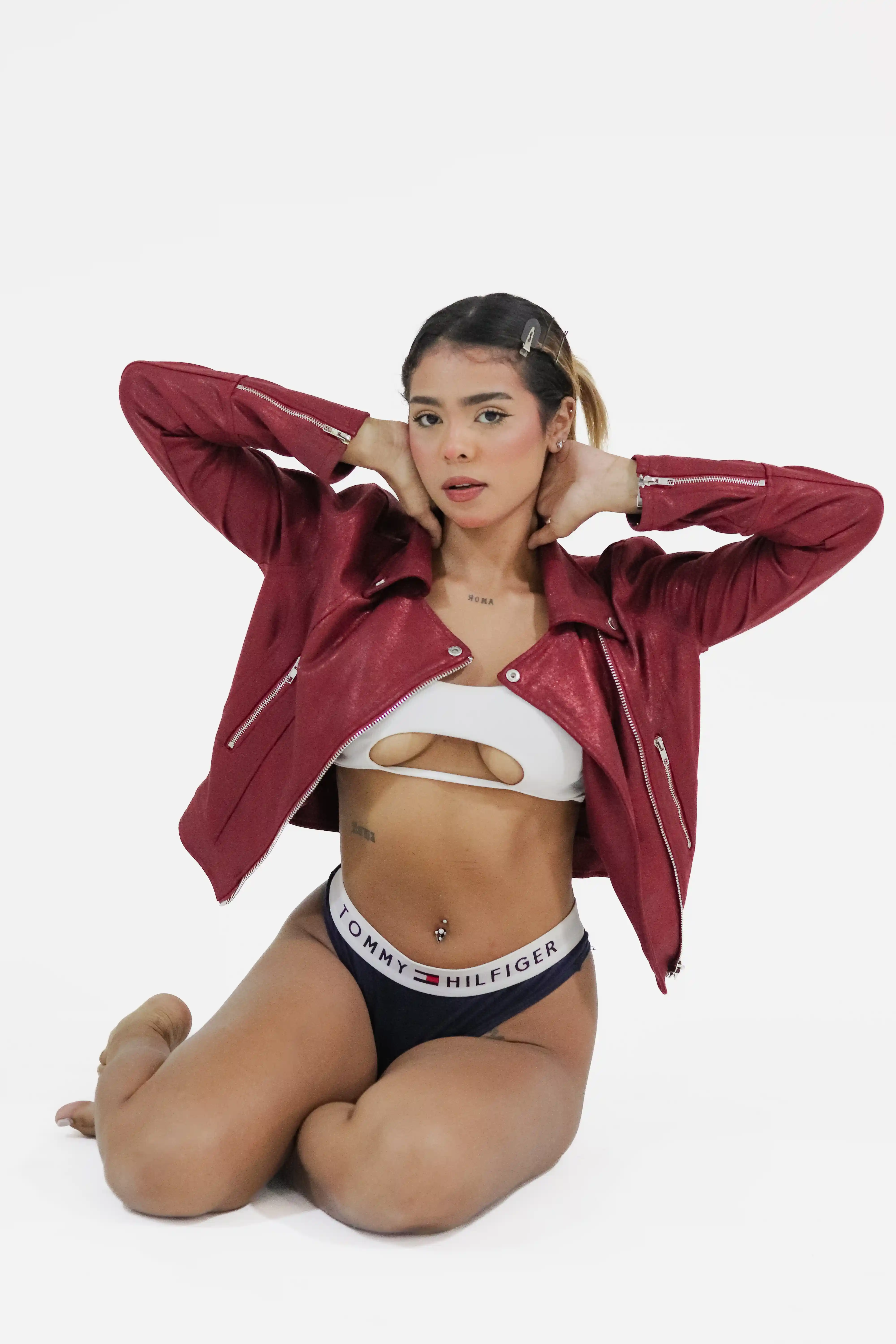 Modelo segura de sí misma con iluminación dramática de estudio para sesión editorial de alta moda