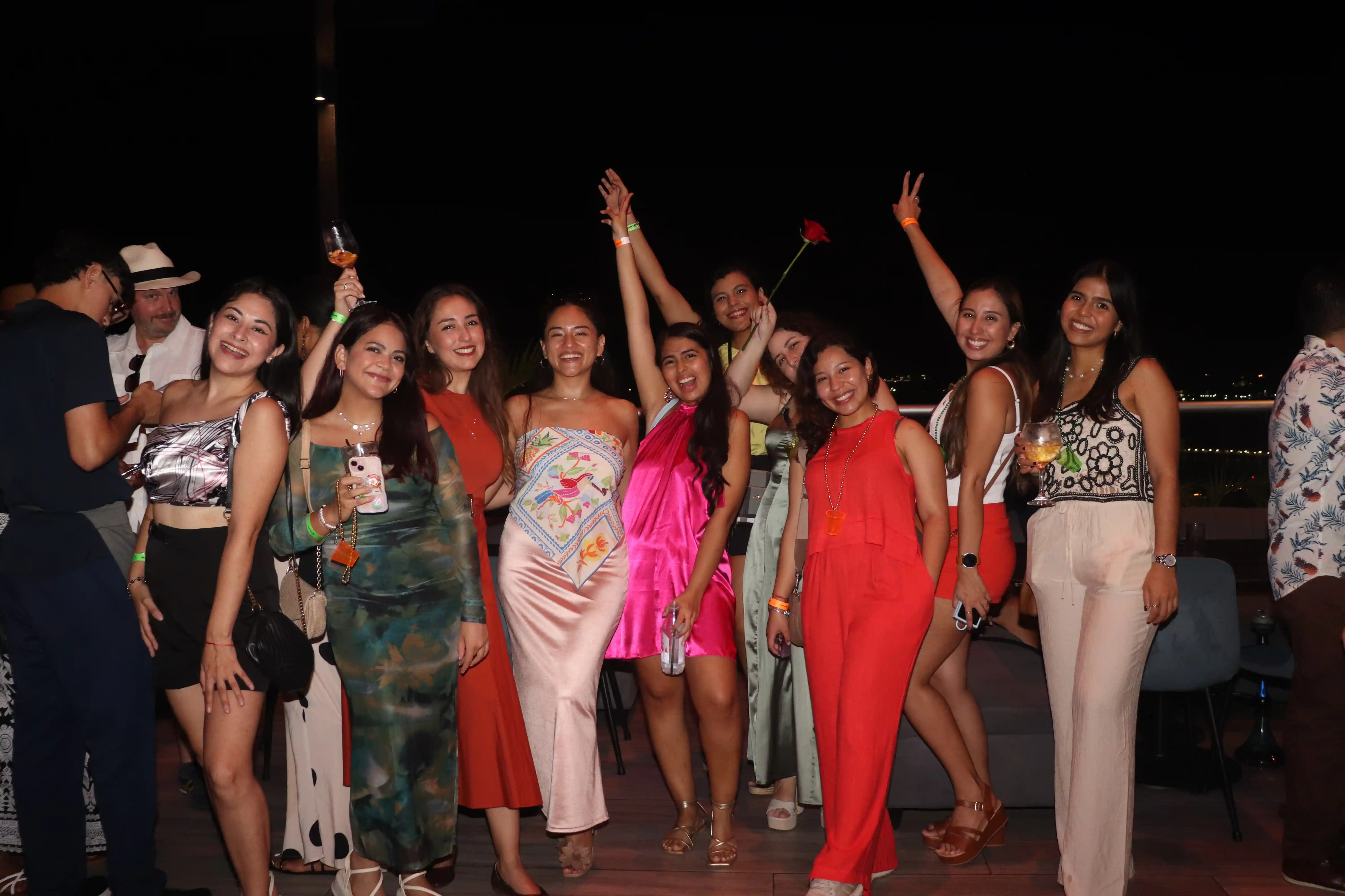 Foto grupal de todas las empleadas mujeres en un evento corporativo