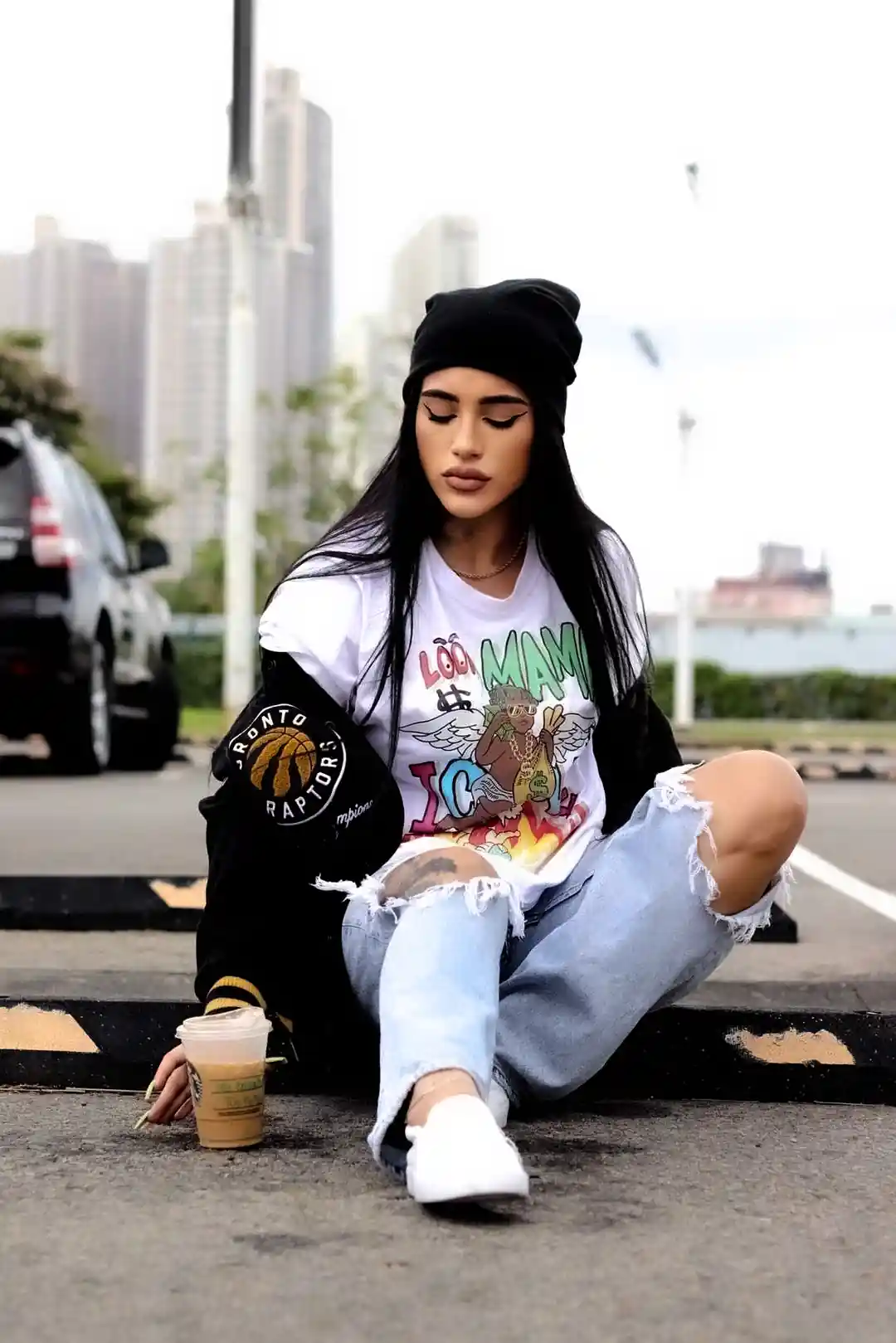 Una mujer disfrutando de una sesión de fotos de moda al aire libre con su café matutino