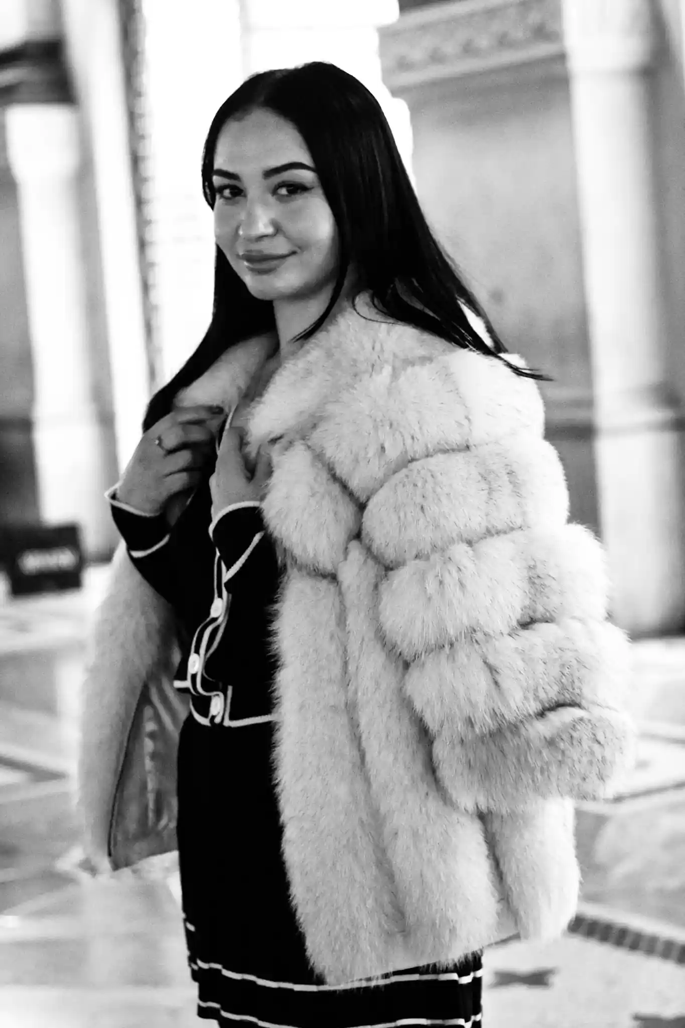 Una mujer posando con confianza en una chaqueta de lana maravillosa en un desfile de moda