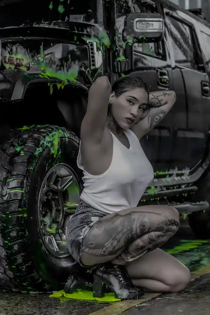 Una mujer posando para una portada durante una sesión de fotos personal en un lavadero de autos