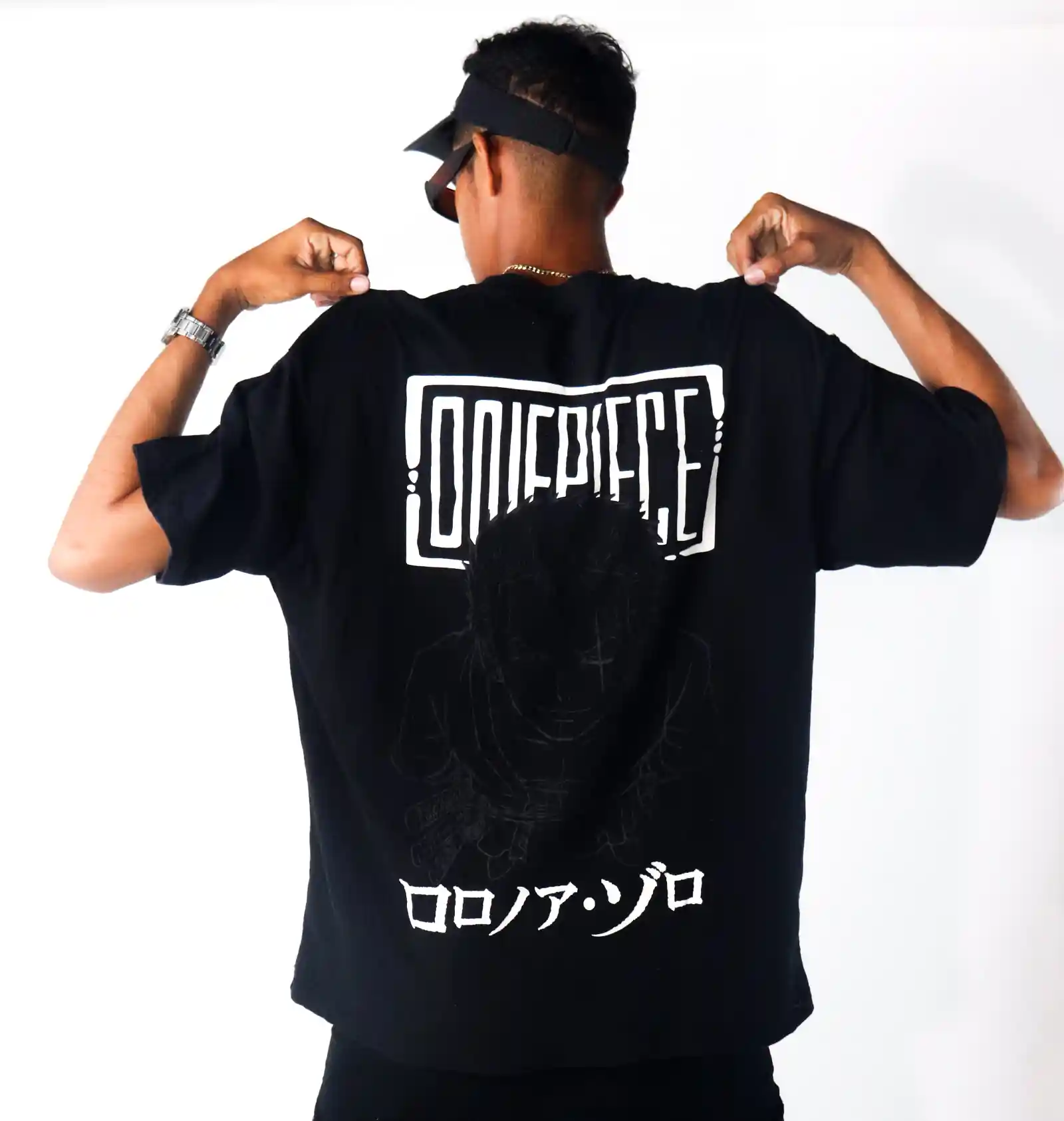 Un hombre modelando la parte trasera de su camiseta de diseño personalizado en un festival de moda