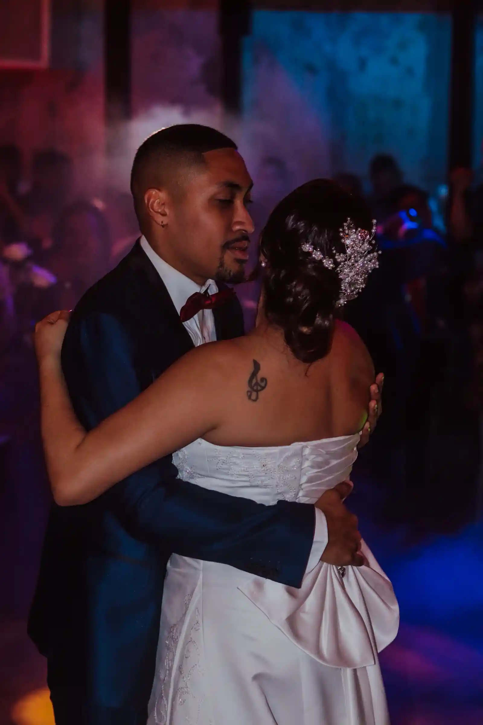 Una pareja de recién casados abrazándose en la pista de baile