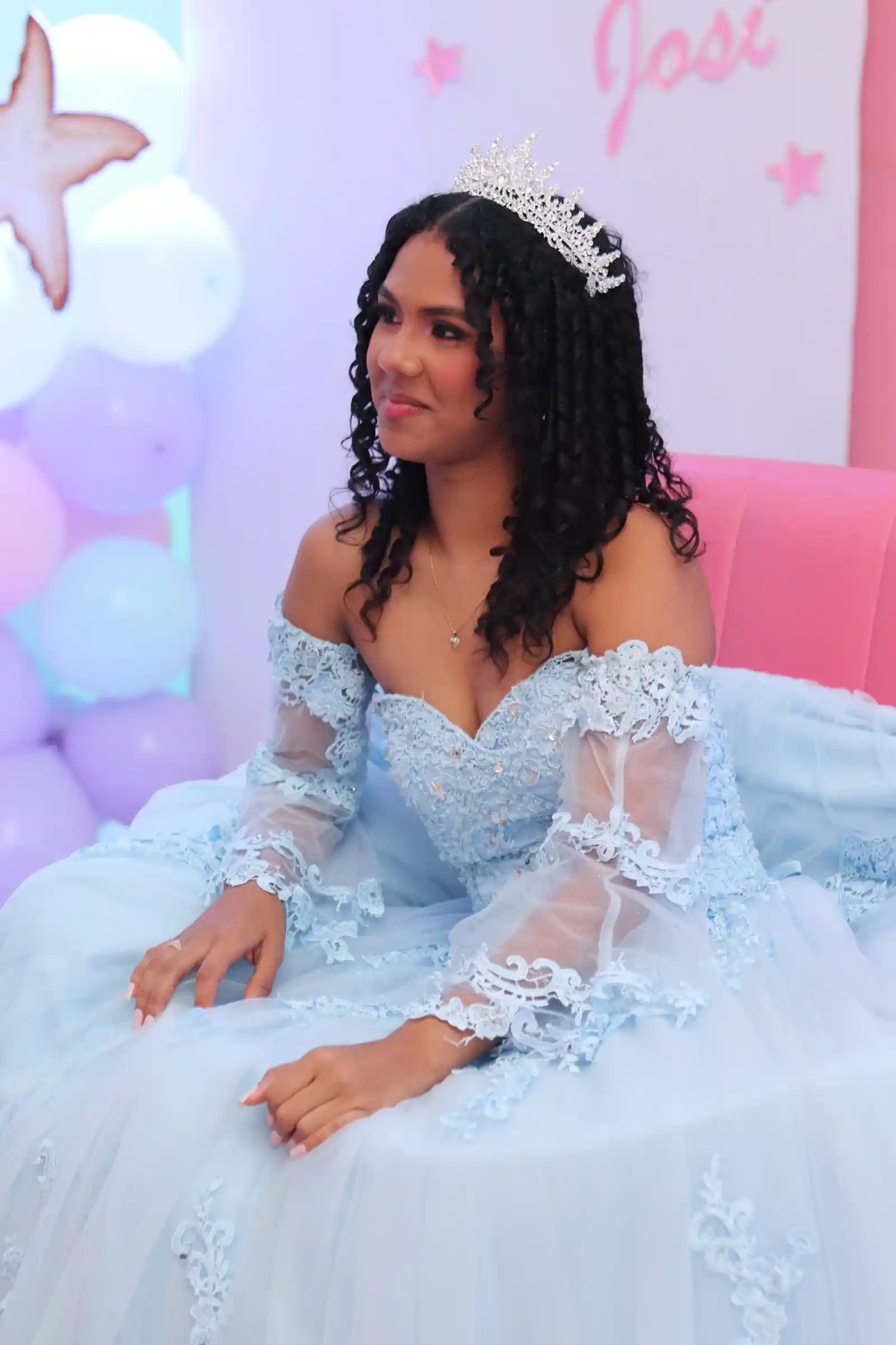 Una princesa coronada en un elegante vestido en su celebración de quinceañera